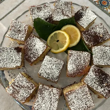 Giulia Oda ve Kahvaltı Taormina